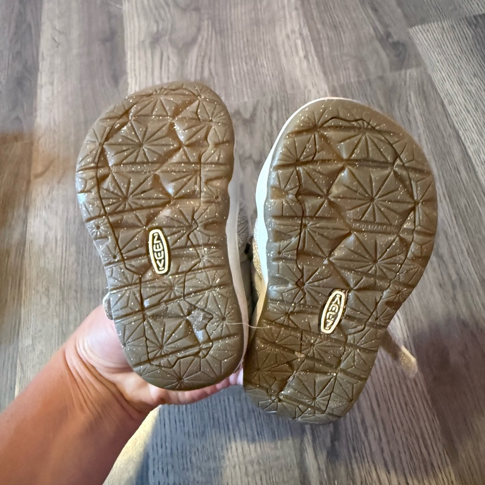 Toddler Keen sandals size 4 - Picture 2 of 5